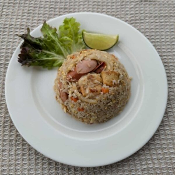 ข้าวผัดรวม/Mixed pork, chicken, sausage, crab sticks fried rice